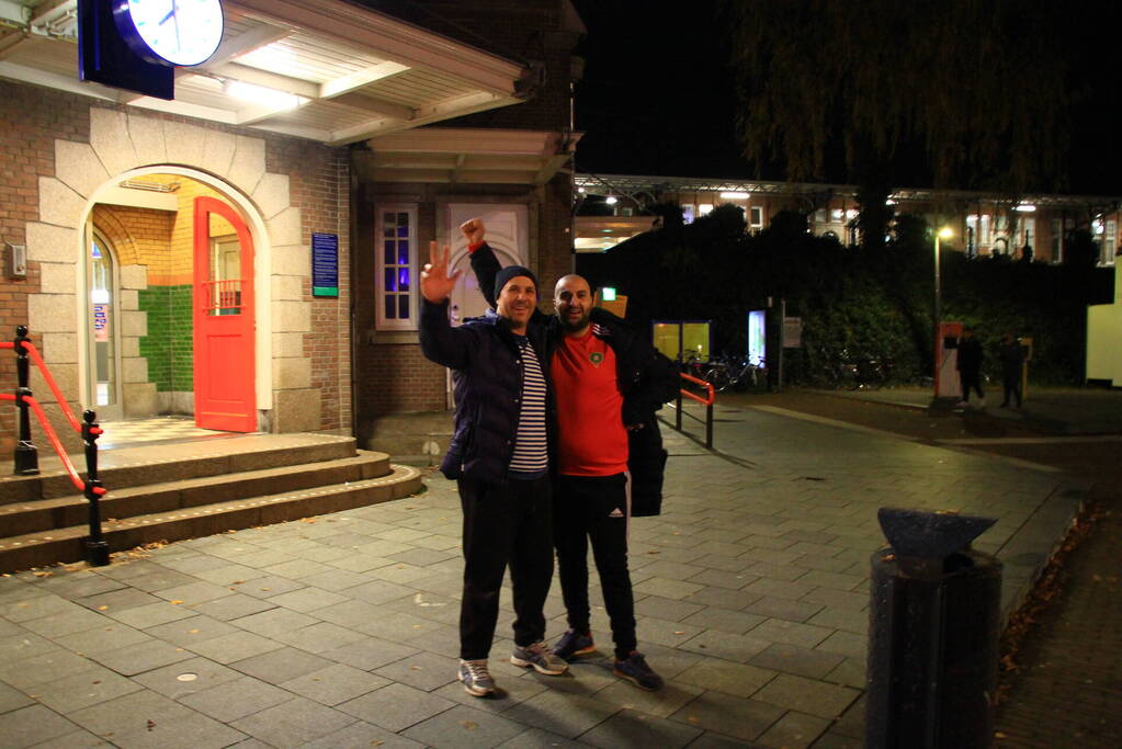 Feestende Marokko supporters na zege op Spanje