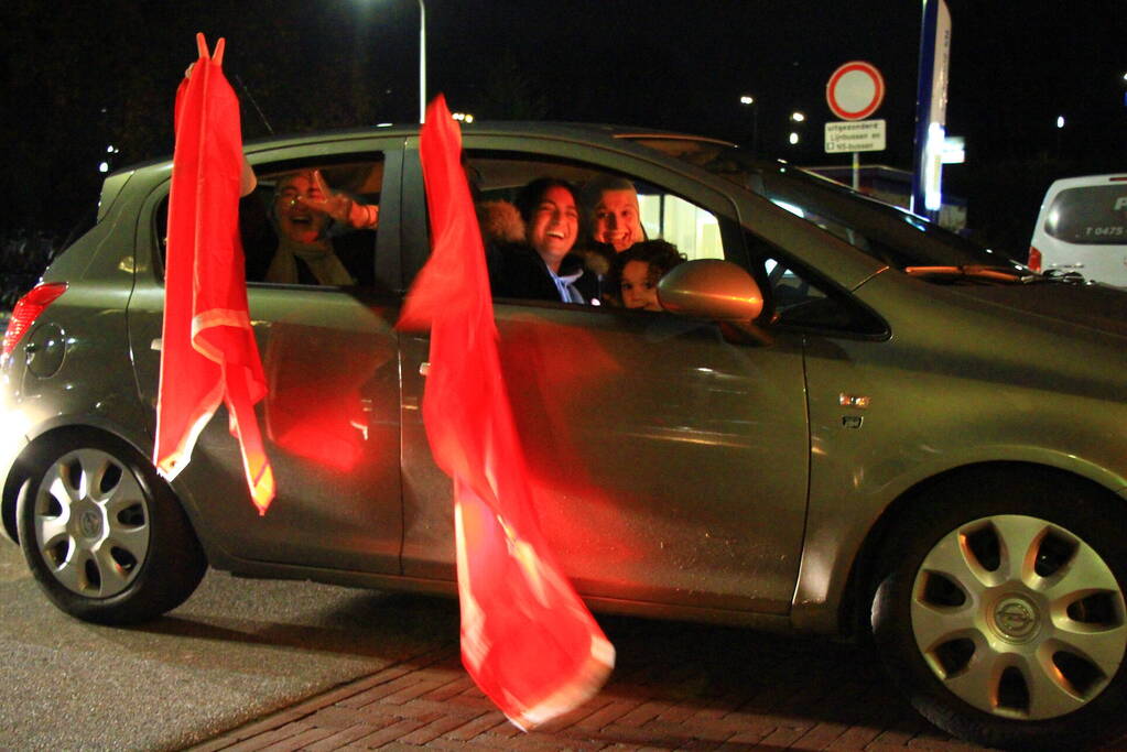 Feestende Marokko supporters na zege op Spanje