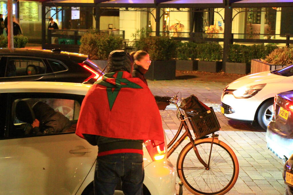 Feestende Marokko supporters na zege op Spanje