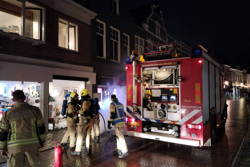 Brand in bergruimte boven winkel