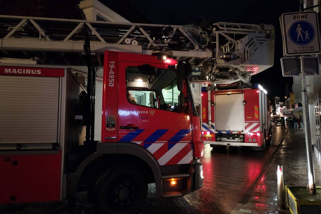 Brand in bergruimte boven winkel