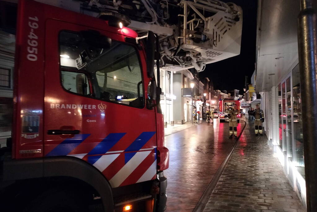 Brand in bergruimte boven winkel