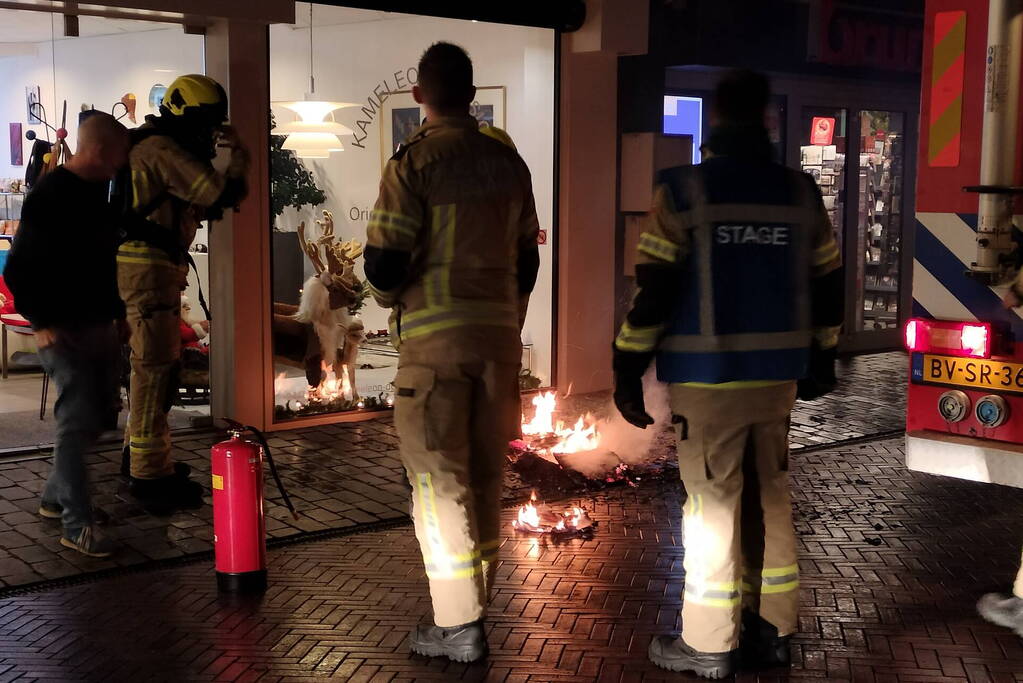 Brand in bergruimte boven winkel