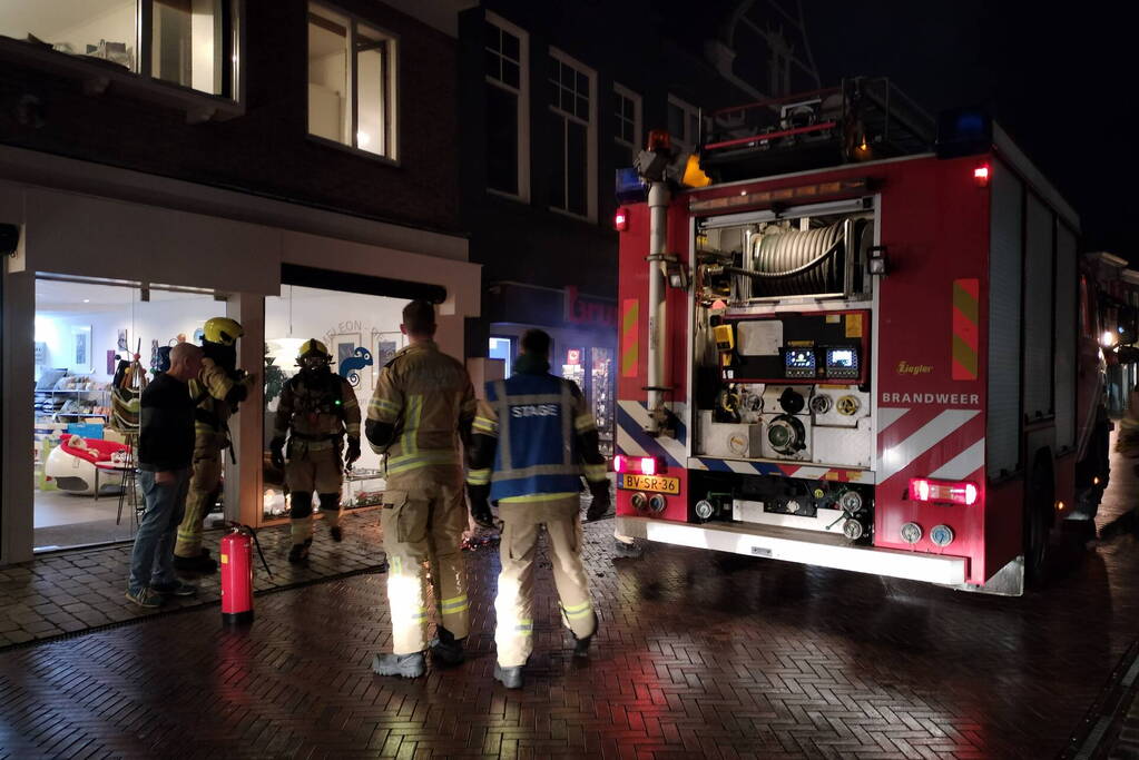 Brand in bergruimte boven winkel