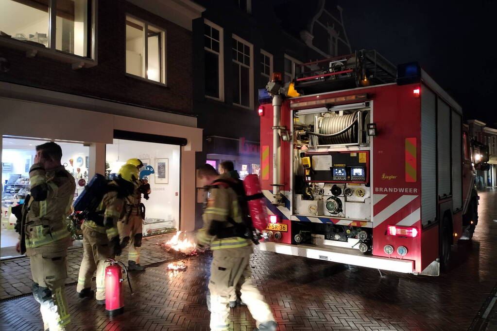 Brand in bergruimte boven winkel