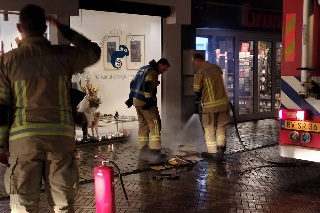 Brand in bergruimte boven winkel