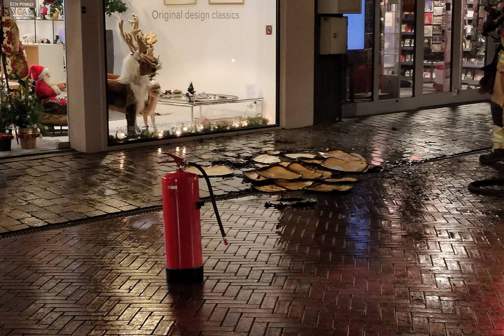 Brand in bergruimte boven winkel