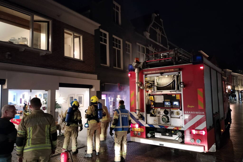 Brand in bergruimte boven winkel
