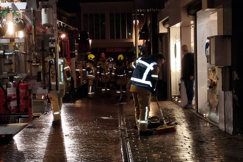 Brand in bergruimte boven winkel