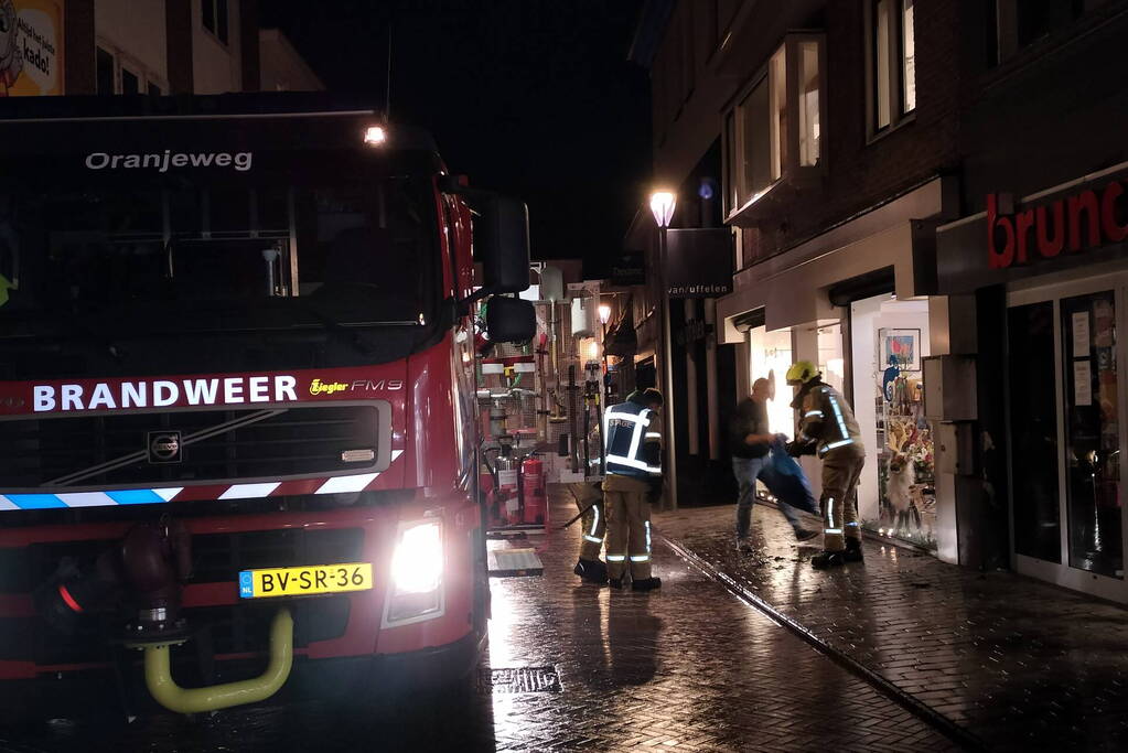 Brand in bergruimte boven winkel