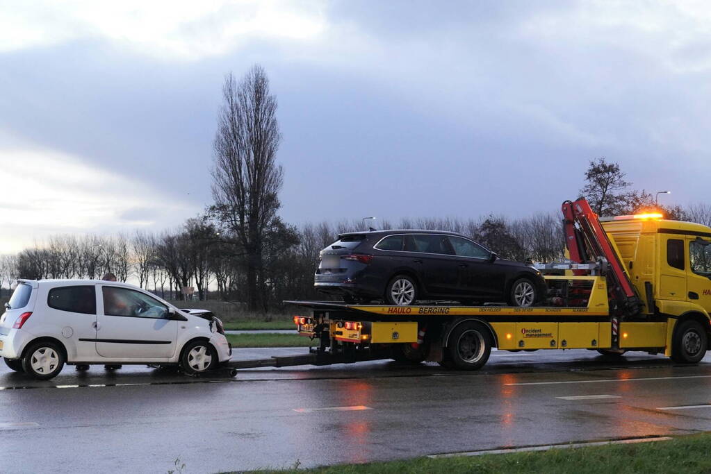 Twee voertuig beschadigd bij kop-staart botsing