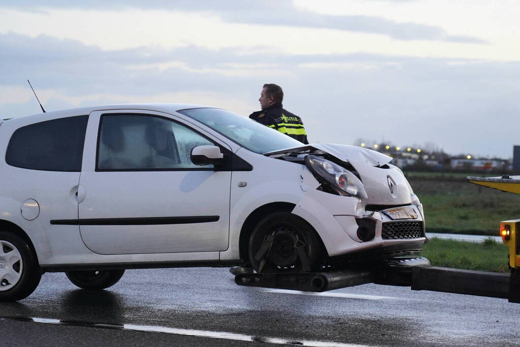 Twee voertuig beschadigd bij kop-staart botsing
