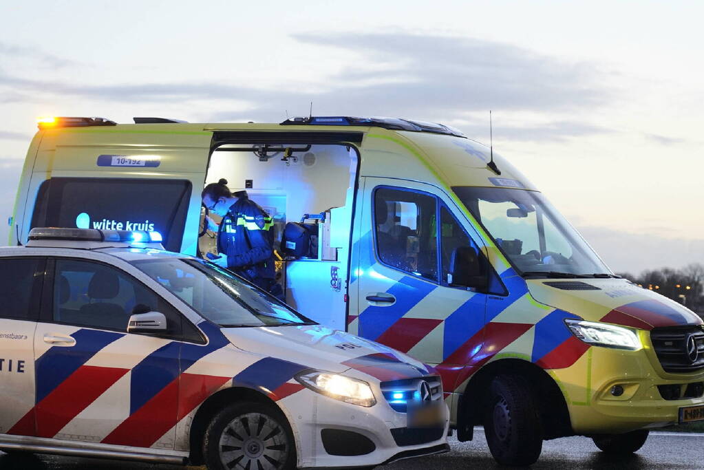 Twee voertuig beschadigd bij kop-staart botsing