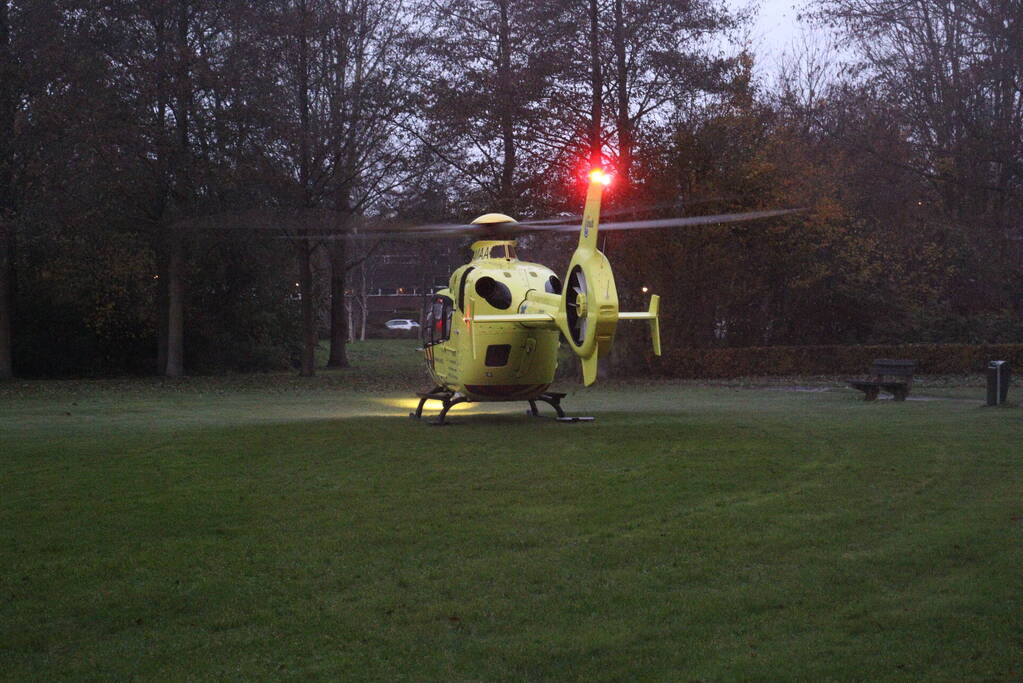 Traumahelikopter landt op grasveld