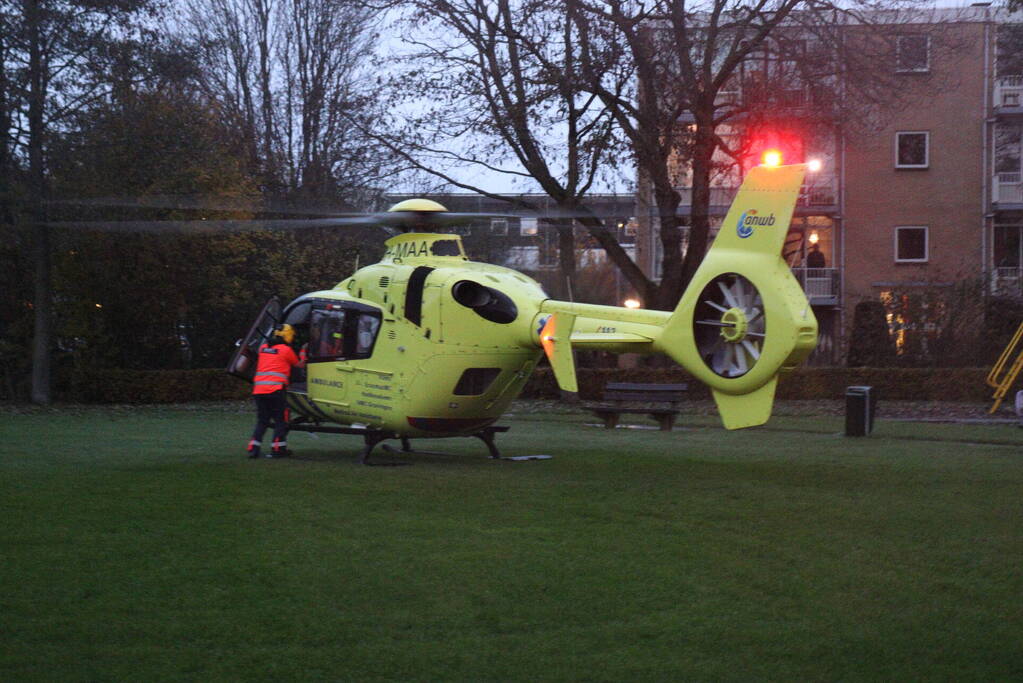 Traumahelikopter landt op grasveld