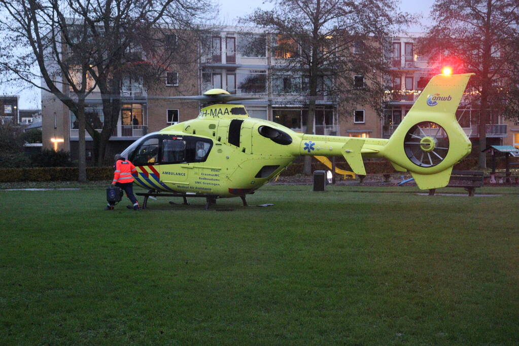 Traumahelikopter landt op grasveld