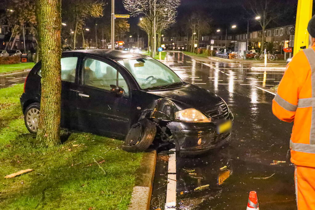 Automobilist eindigt met auto tegen boom