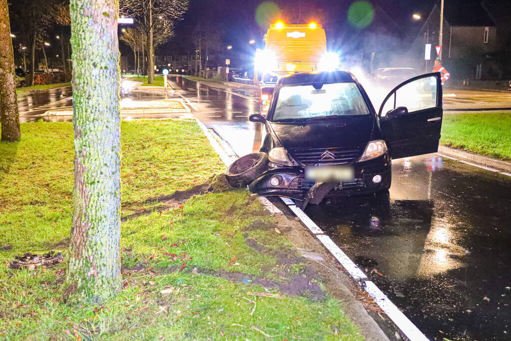 Automobilist eindigt met auto tegen boom