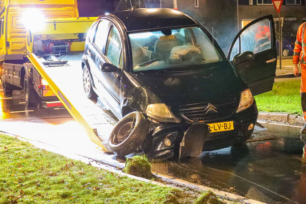 Automobilist eindigt met auto tegen boom