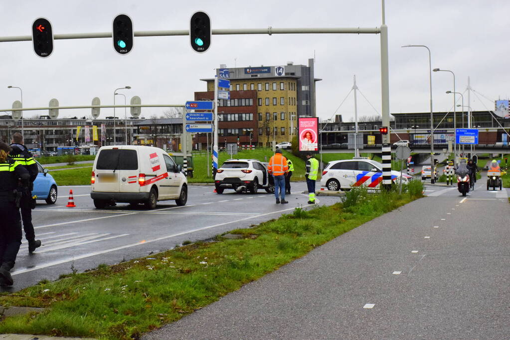 Kop-staartbotsing tussen personenwagen en bestelbus