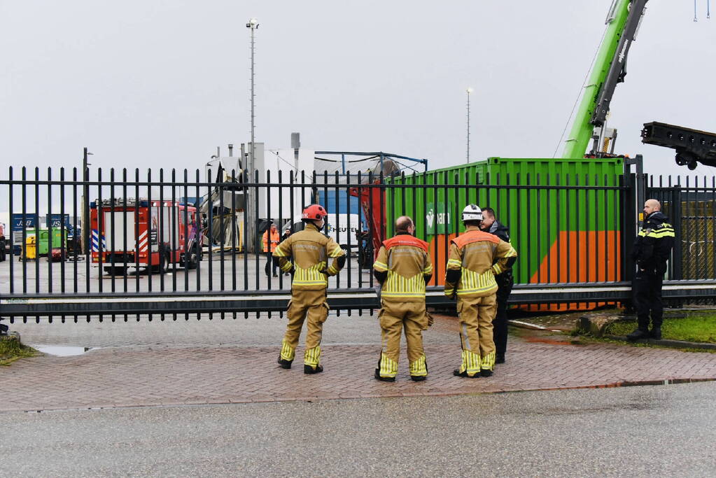 Heimachine valt om bovenop loods