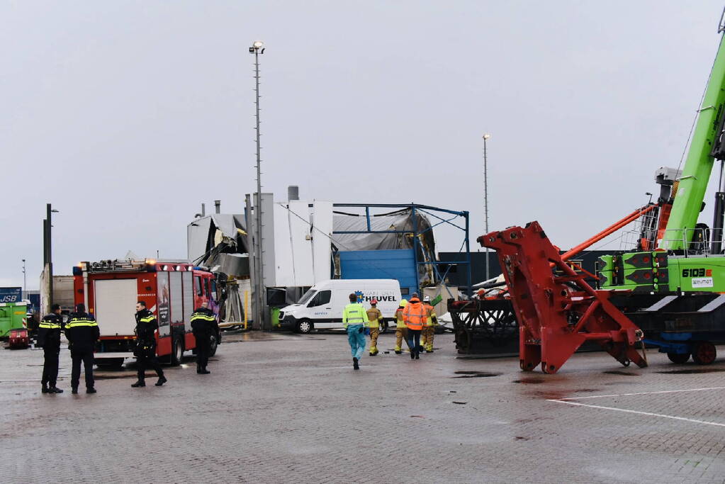 Heimachine valt om bovenop loods