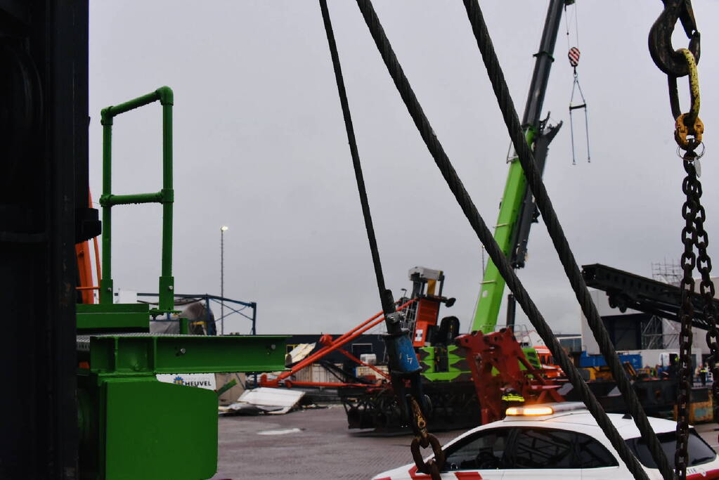 Heimachine valt om bovenop loods