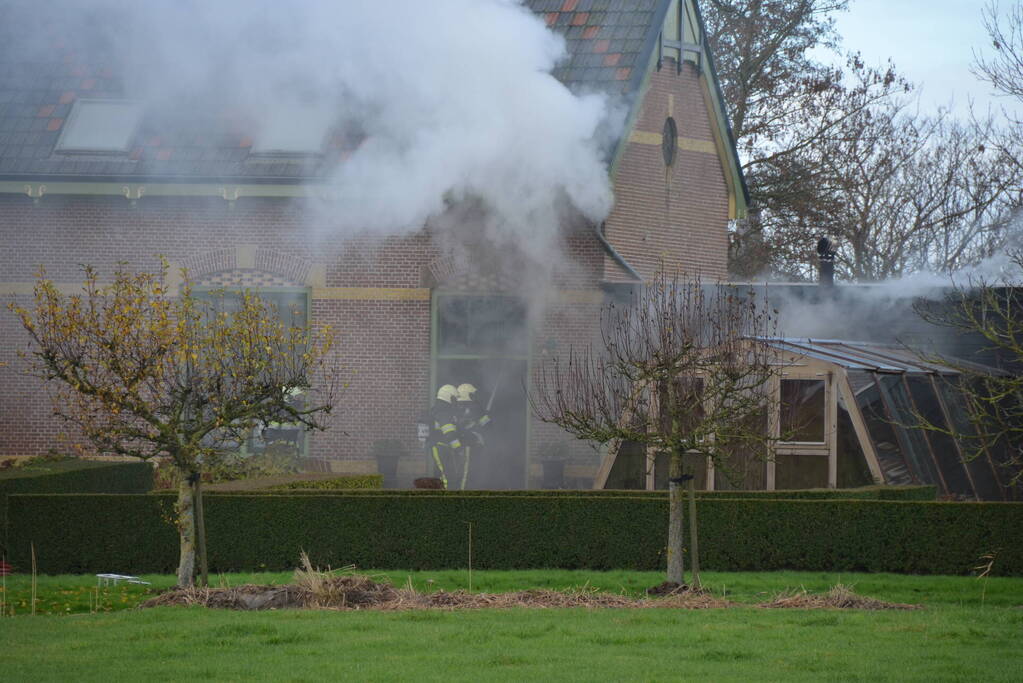 Hevige rookontwikkeling bij grote brand