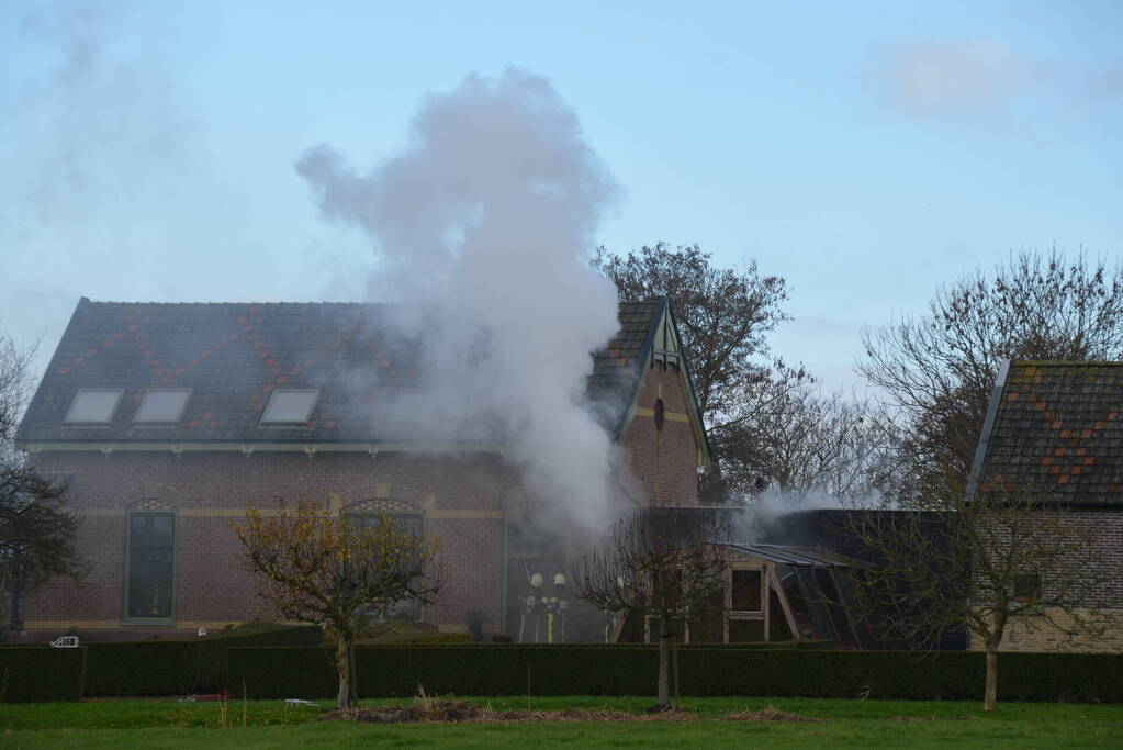 Hevige rookontwikkeling bij grote brand