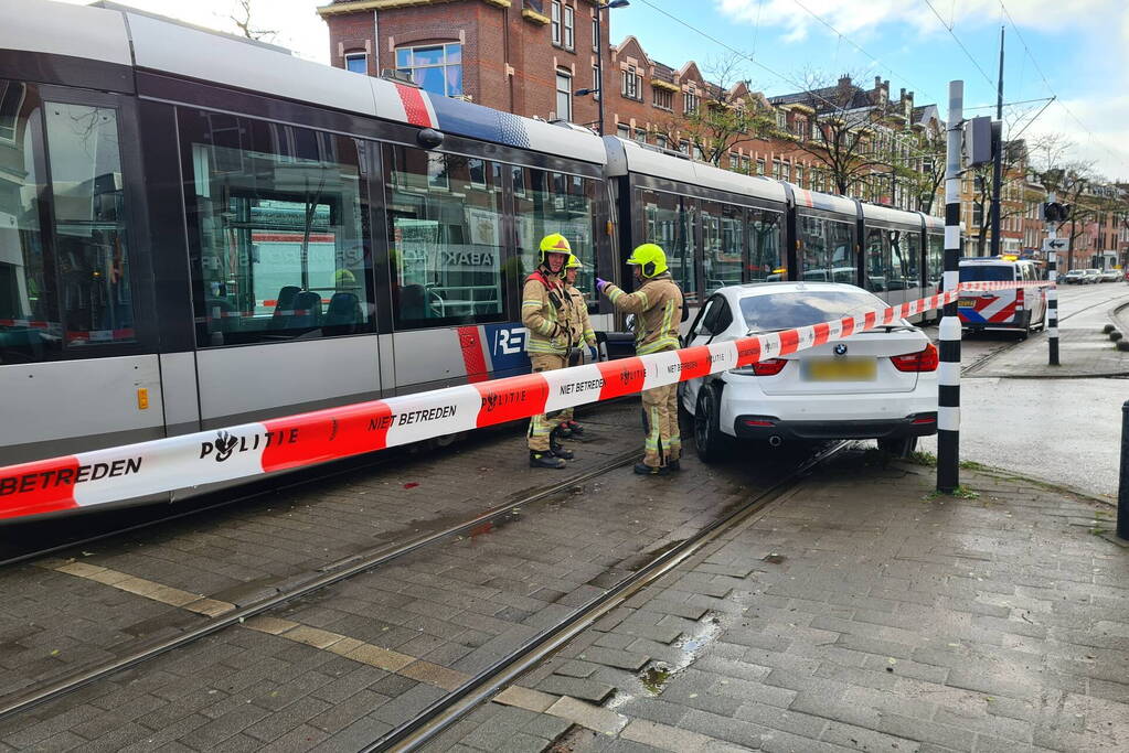 Auto en tram botsen op elkaar