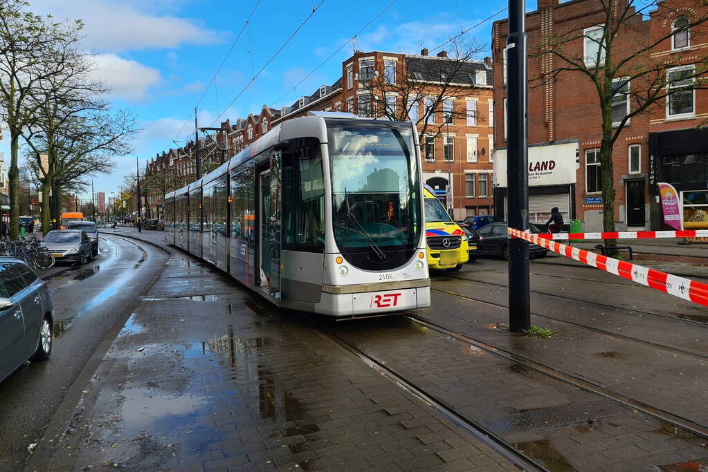 Auto en tram botsen op elkaar