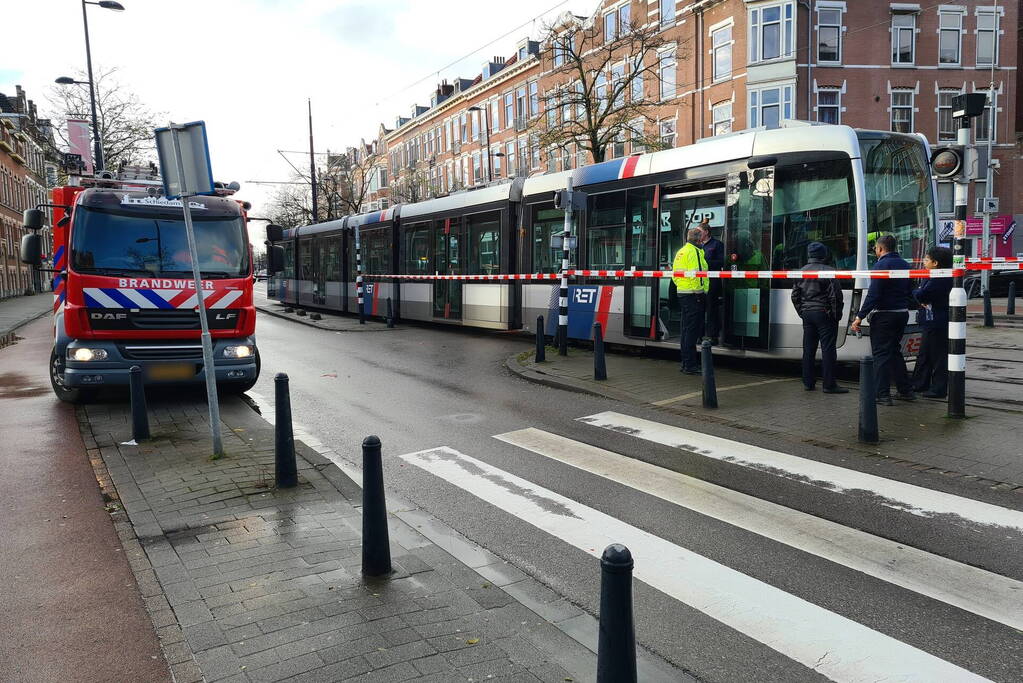 Auto en tram botsen op elkaar