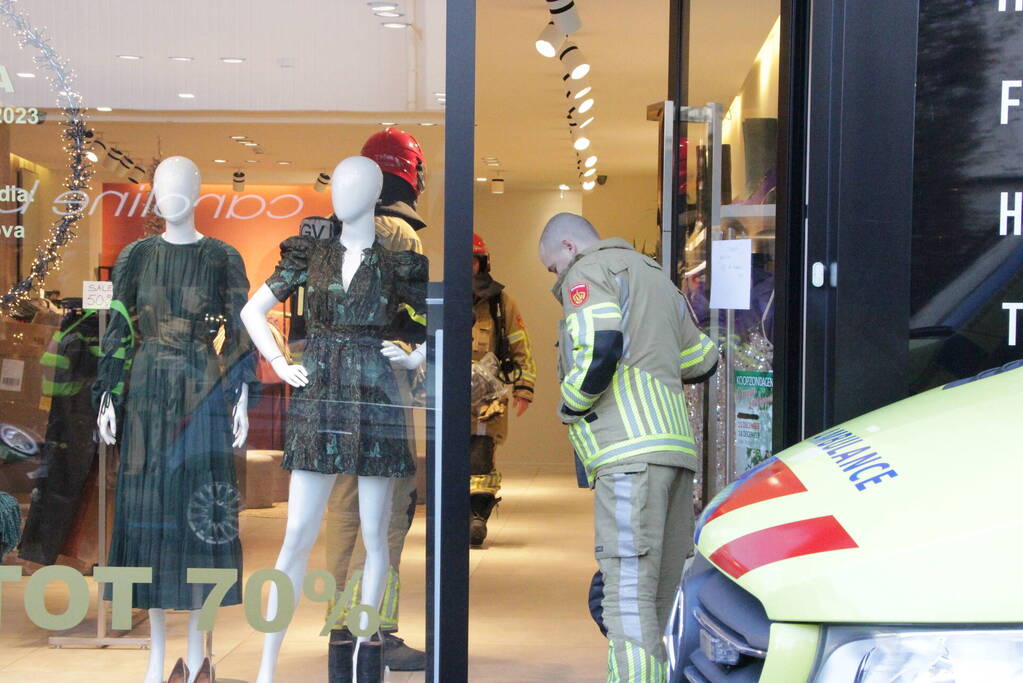 Kledingwinkel ontruimd, medewerker onwel