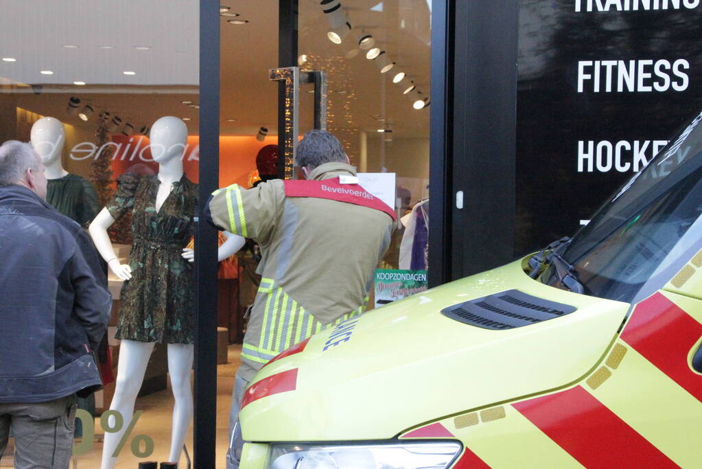 Kledingwinkel ontruimd, medewerker onwel