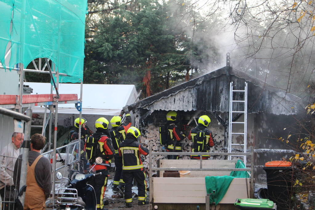 Brand in schuur met houtopslag