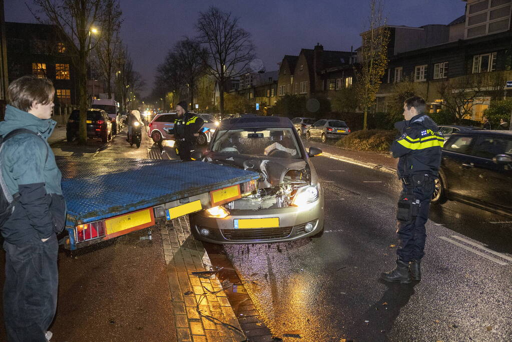 Automobiliste botst tegen achteruit rijdende oplegger
