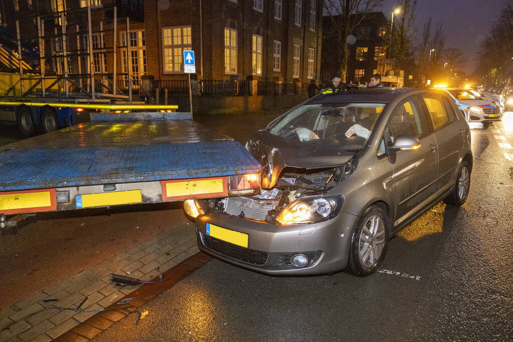 Automobiliste botst tegen achteruit rijdende oplegger