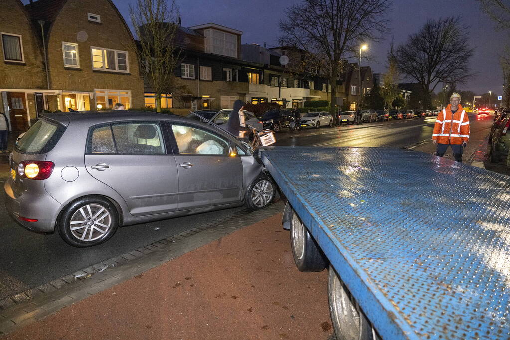 Automobiliste botst tegen achteruit rijdende oplegger