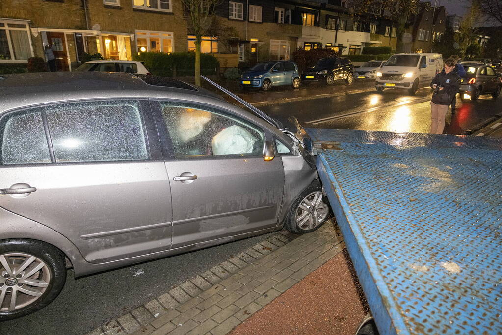 Automobiliste botst tegen achteruit rijdende oplegger