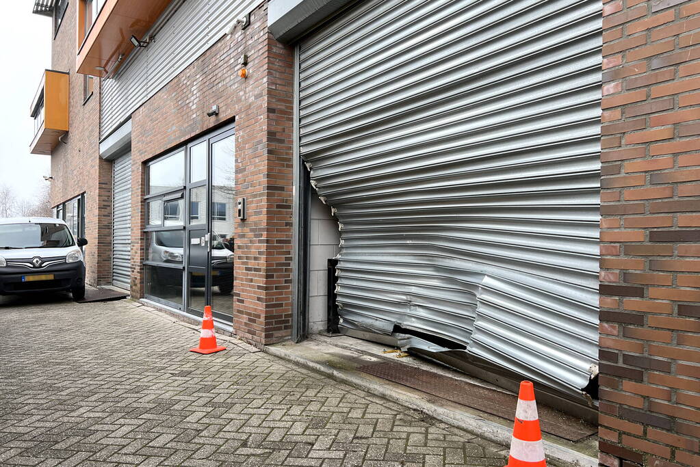 Auto ramt roldeur, mogelijk ramkraak