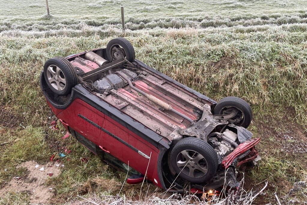 Gewonde nadat automobilist op zijn kop in droge sloot belandt