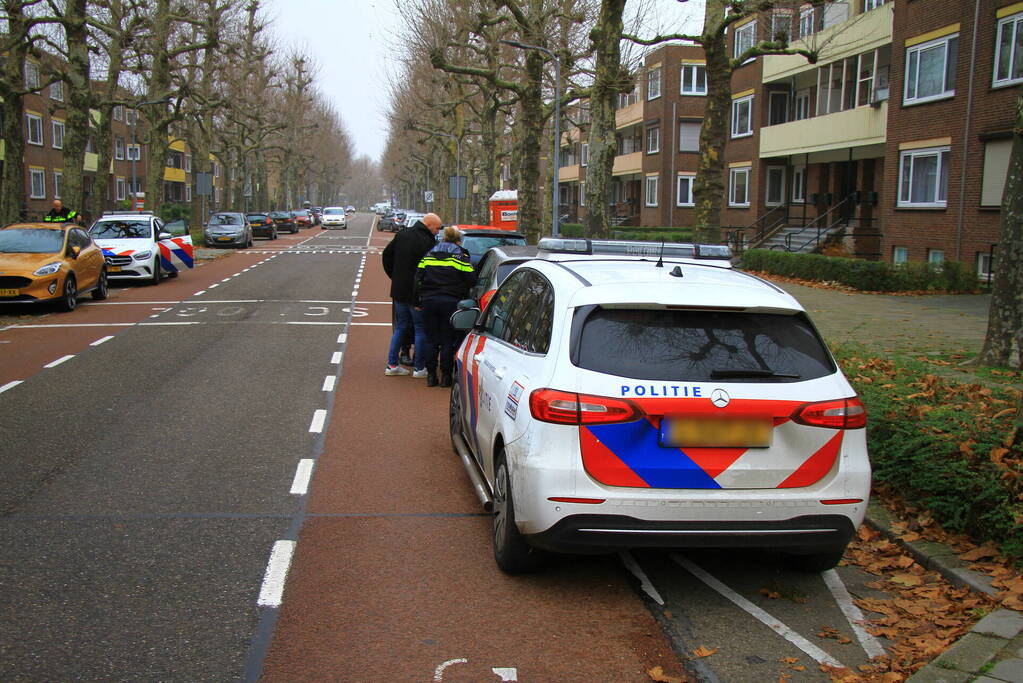 Auto klapt op paaltje