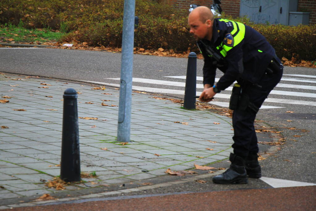 Auto klapt op paaltje