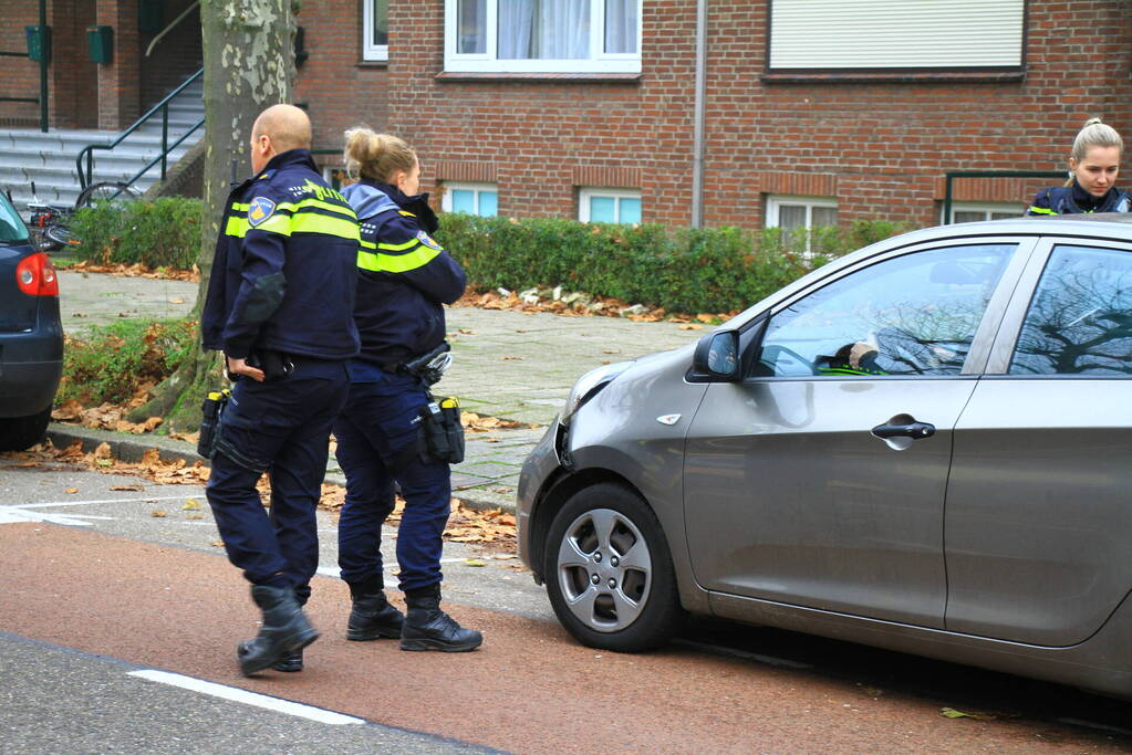 Auto klapt op paaltje