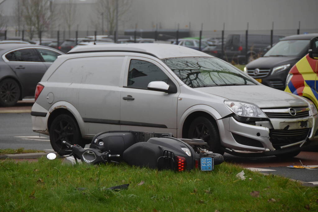 Scooterrijder gewond na harde botsing met auto