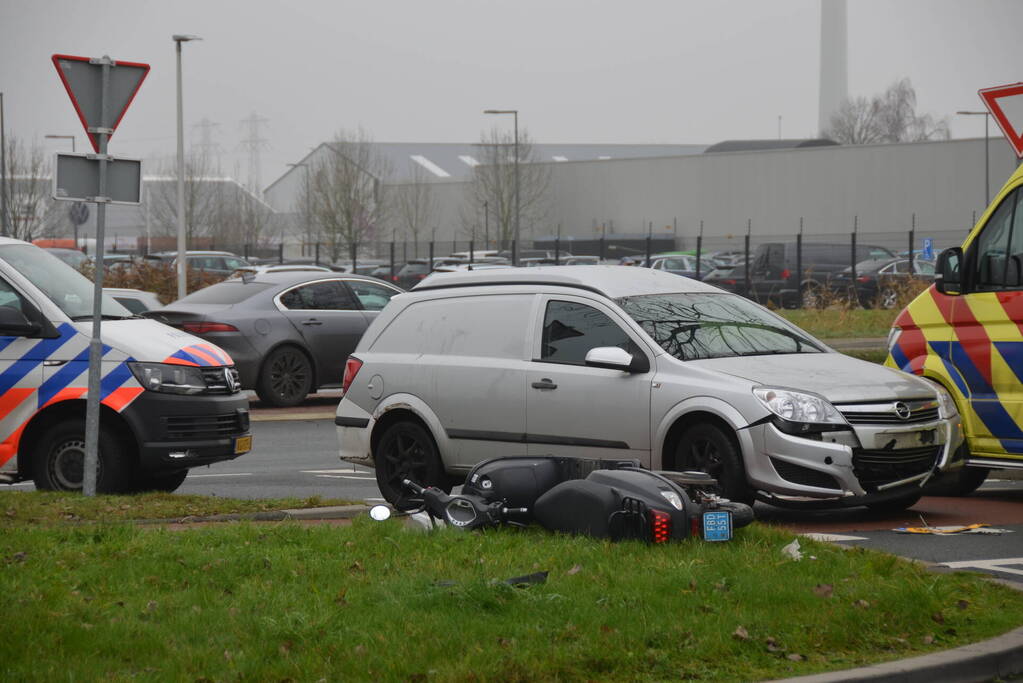 Scooterrijder gewond na harde botsing met auto