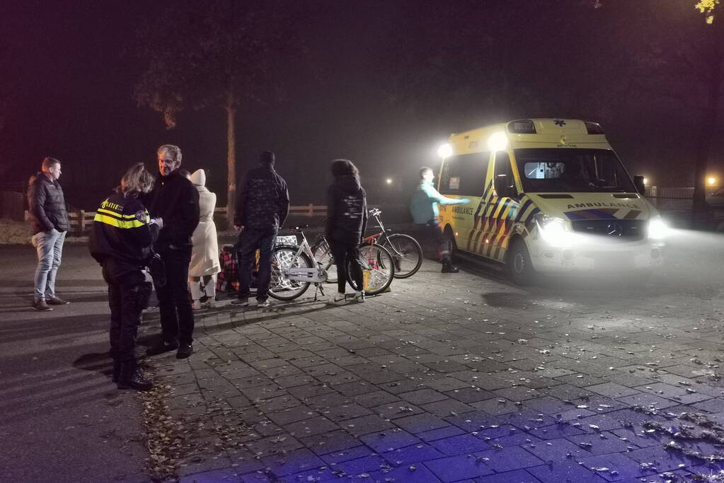 Afslaande automobilist ziet fietser over het hoofd