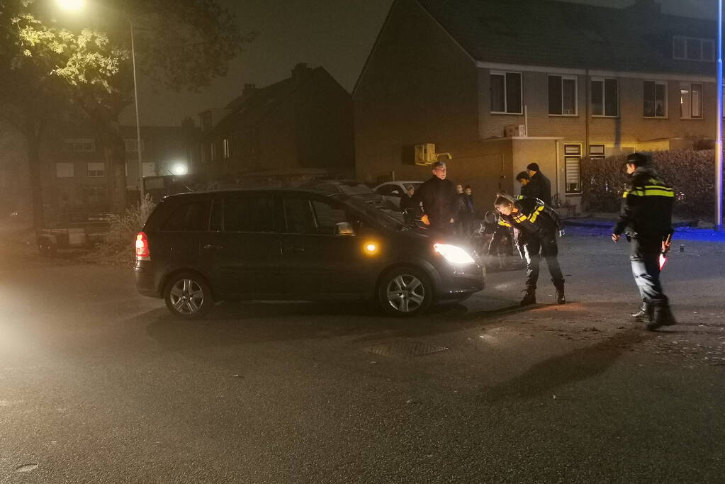 Afslaande automobilist ziet fietser over het hoofd