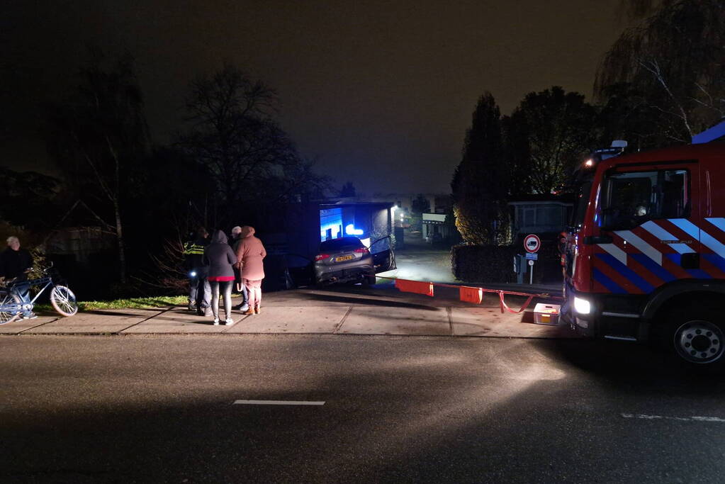 Auto dreigt van dijk te rijden