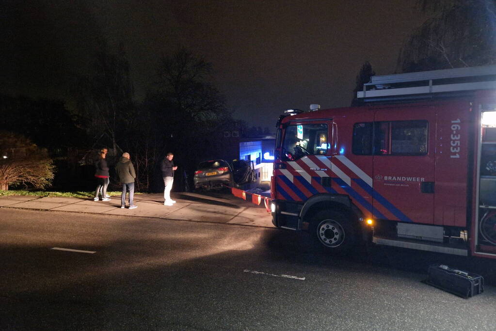Auto dreigt van dijk te rijden